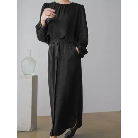 三醋酸缎面半身裙女士2022秋季新款显瘦单排扣黑色半身长裙高级感图片