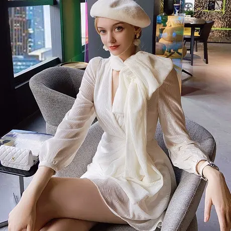 粉红大布娃娃2022新款气质白色裙子设计感时髦ins风长袖连衣裙春图片