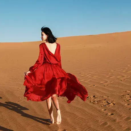 新款迪拜摩洛哥旅拍沙漠红裙西藏青海湖海边度假长裙女神露背礼服图片