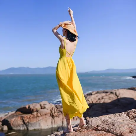 吊带长裙女夏季海边度假黄色沙滩裙气质性感露背长款雪纺连衣裙图片