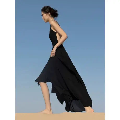 弥古黑色吊带裙高级感小黑裙连衣裙女夏沙滩度假长裙沙漠露背裙子图片