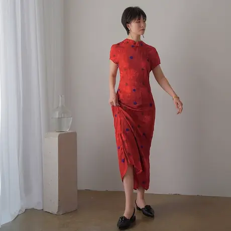 红色连衣裙2023女新款设计感旗袍式连衣裙新中式女装复古开叉长裙图片